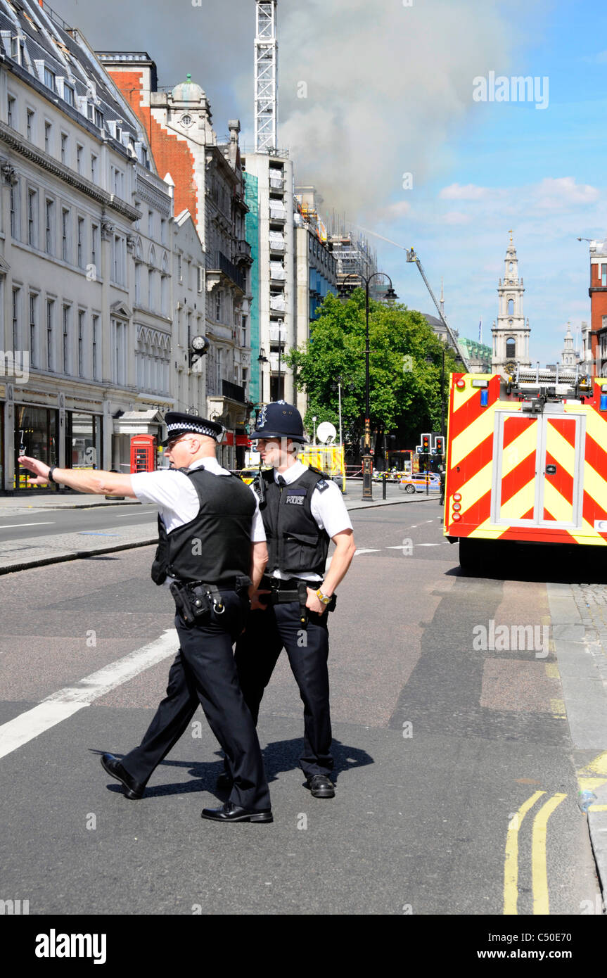 Les agents de police lors d'un incendie majeur à la maison Marconi au Aldwych avec volet fermé à la circulation Banque D'Images