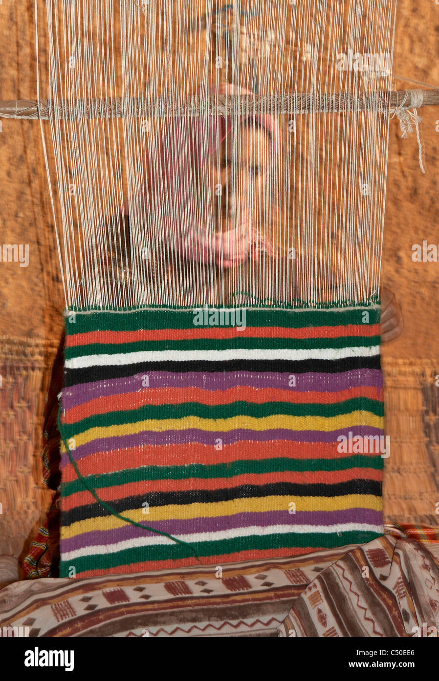 Femme berbère un tissage de tapis traditionnel à un berbère souterraine  maison troglodyte à Matmata Tunisie Photo Stock - Alamy