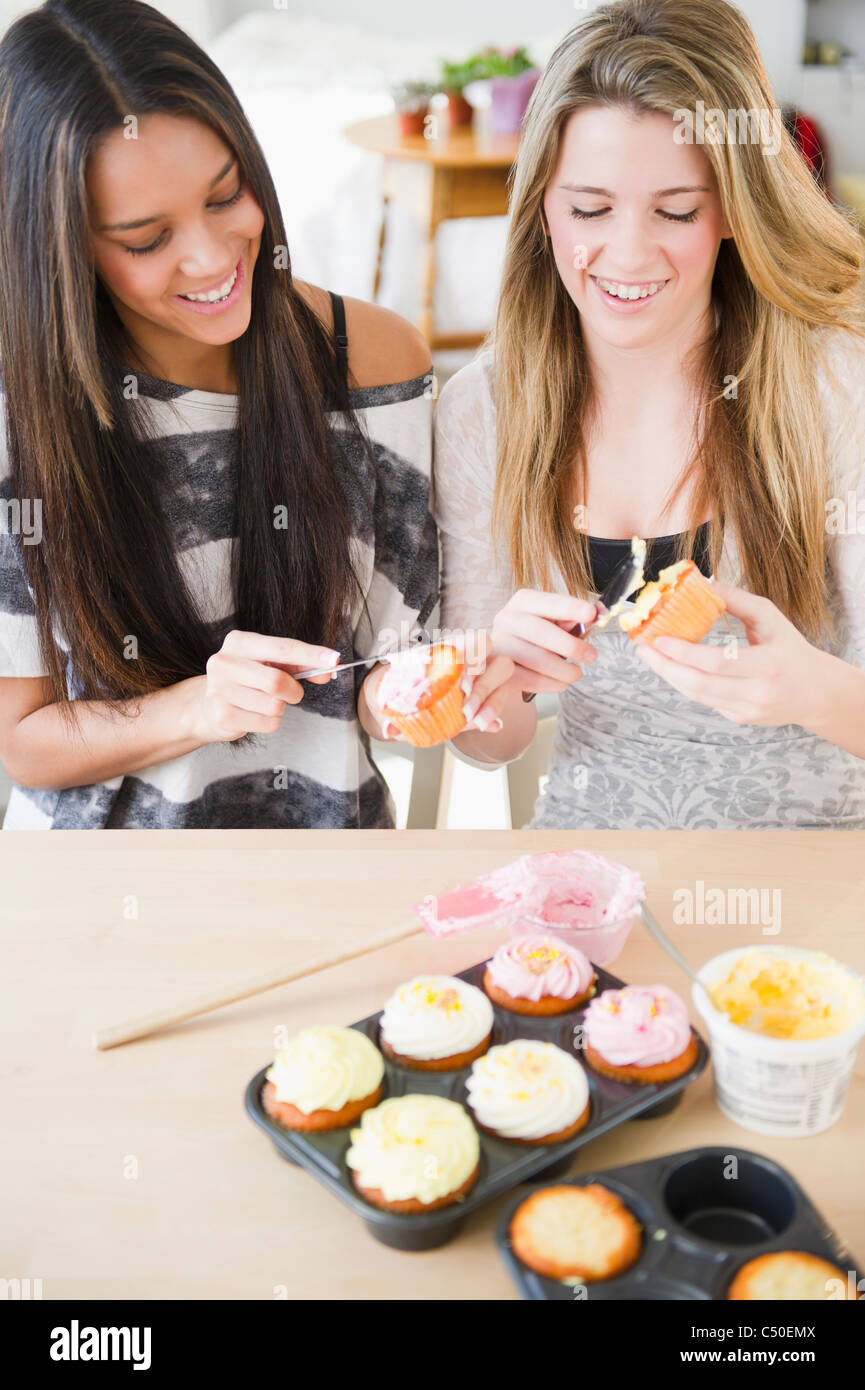 Adolescentes cupcakes glaçage ensemble Banque D'Images