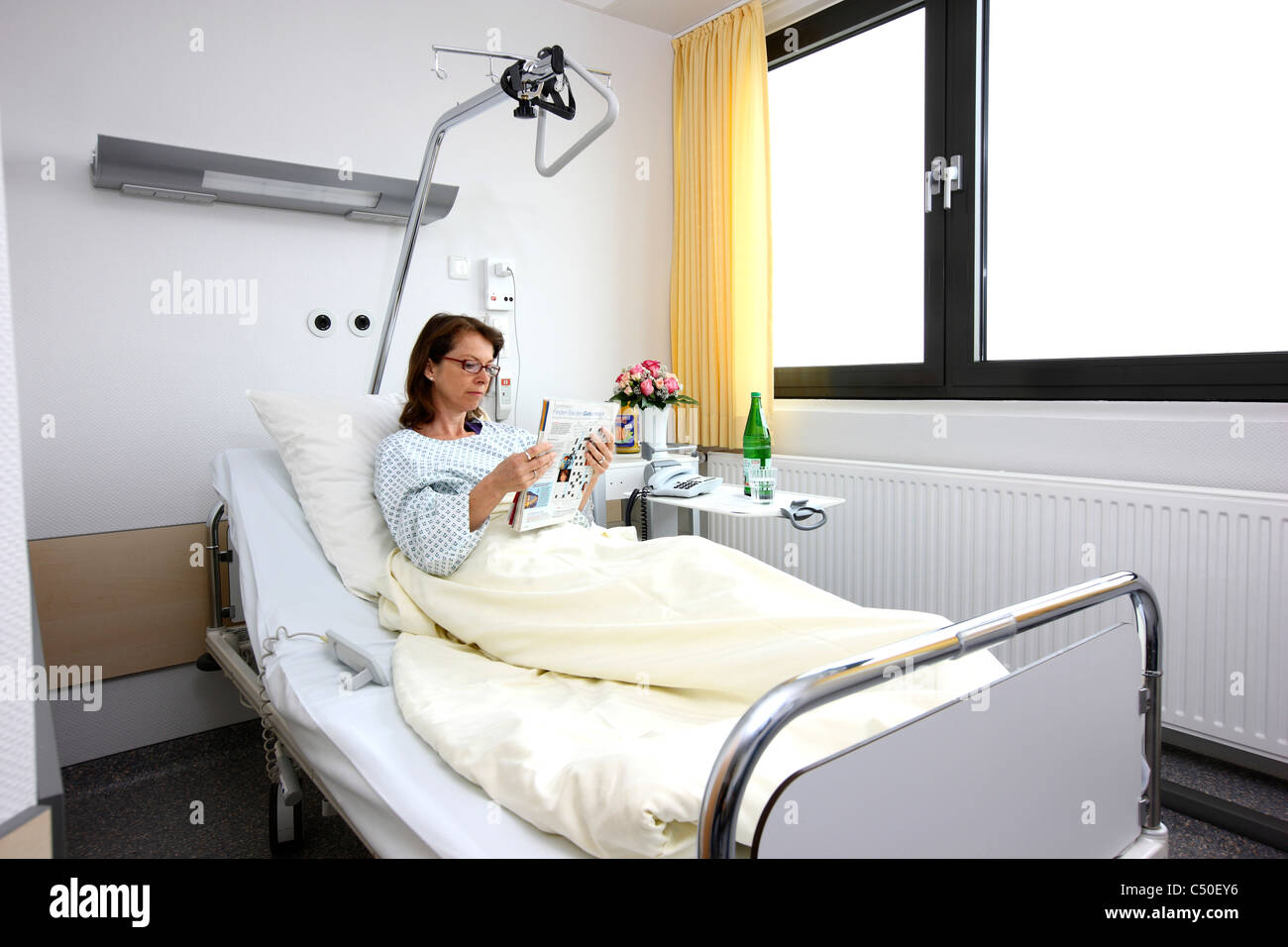 L'hôpital. Femme dans son lit dans un hôpital une-chambre. Banque D'Images