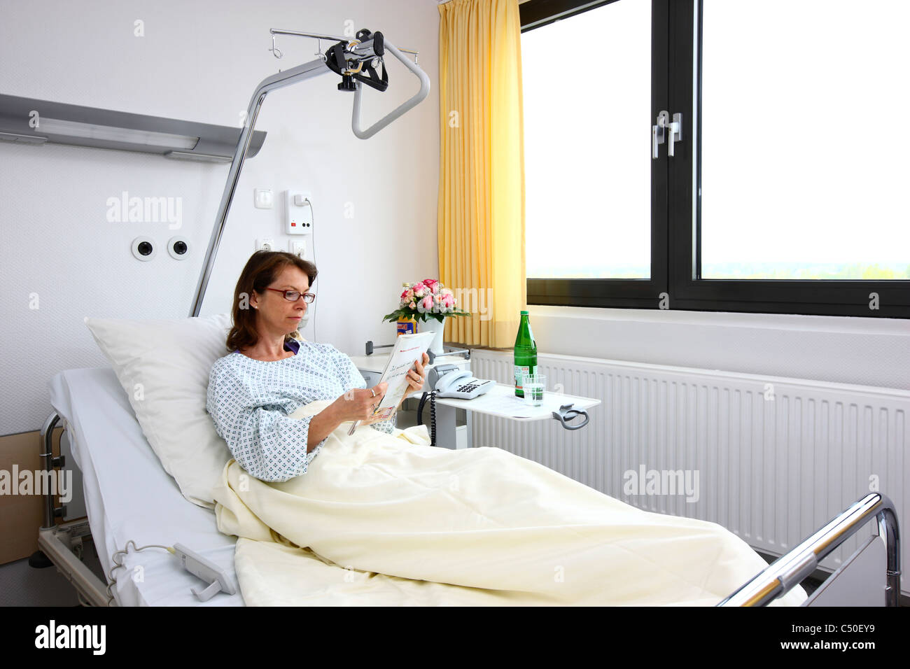 L'hôpital. Femme dans son lit dans un hôpital une-chambre. Banque D'Images