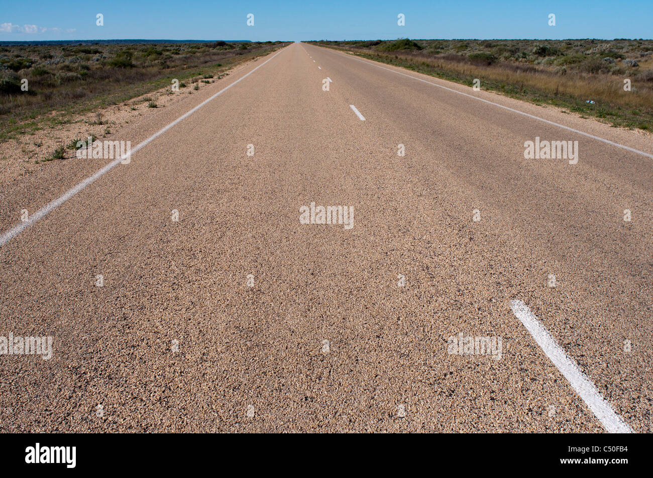 La route de l'Australie de l'Outback à travers la plaine du Nullarbor Banque D'Images