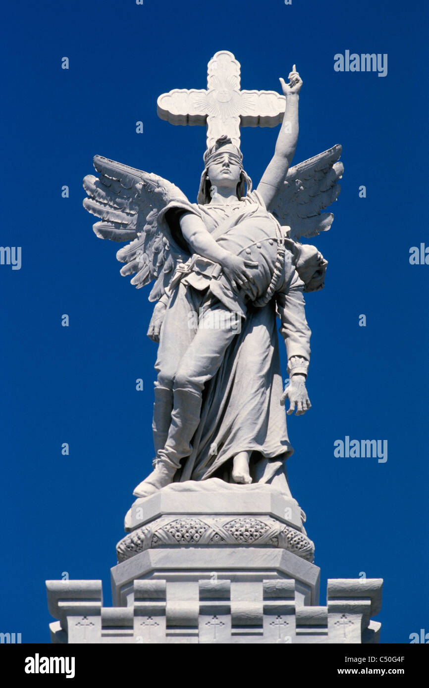 La Havane. Cuba. Monumento a los Bomberos, Monument aux pompiers (détail), Cemeterio Cristobal Colon / Cimetière Christophe Colomb, dans le Vedado. Banque D'Images