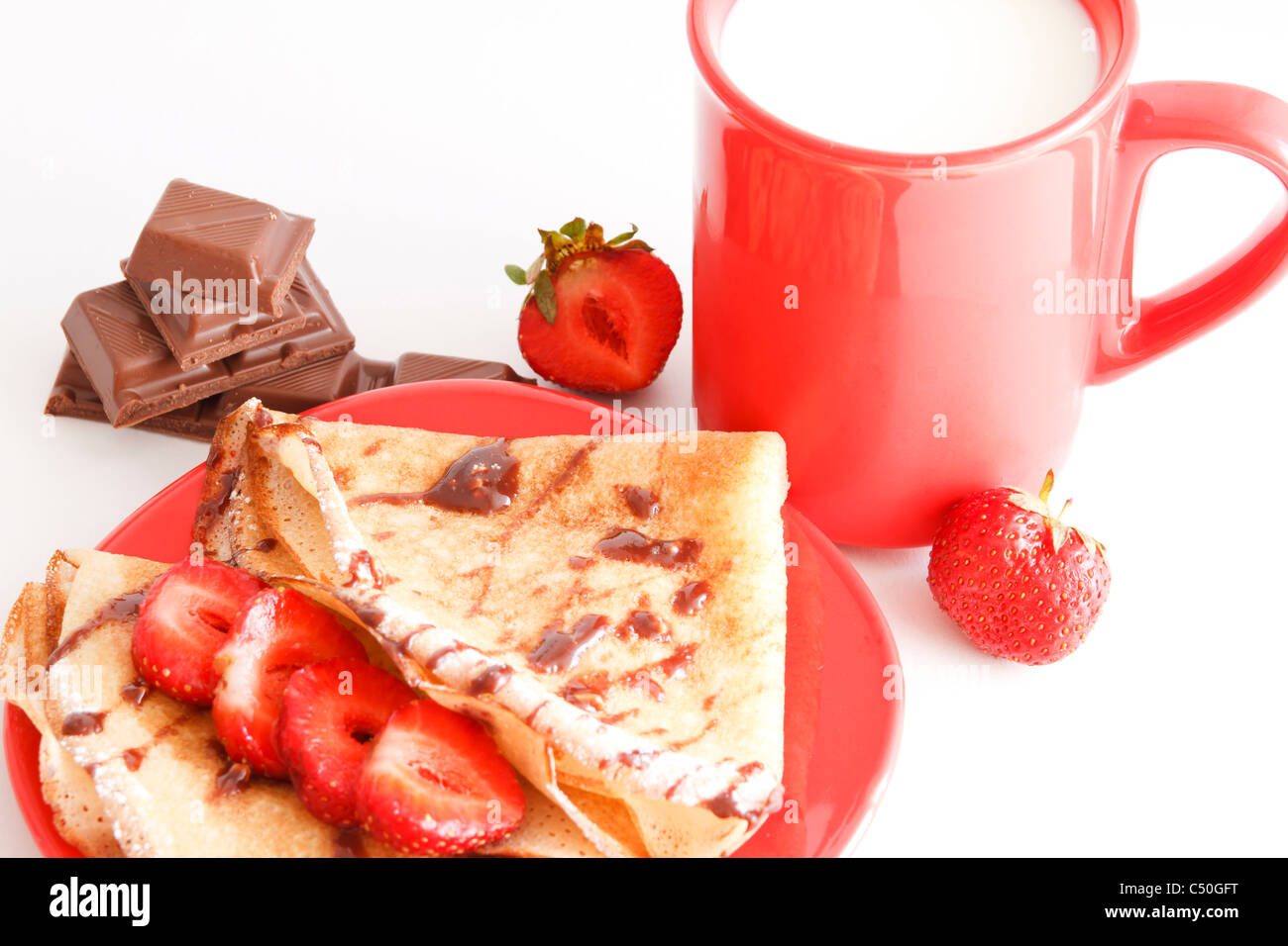 Tasse de lait au chocolat et des crêpes aux fraises et Banque D'Images