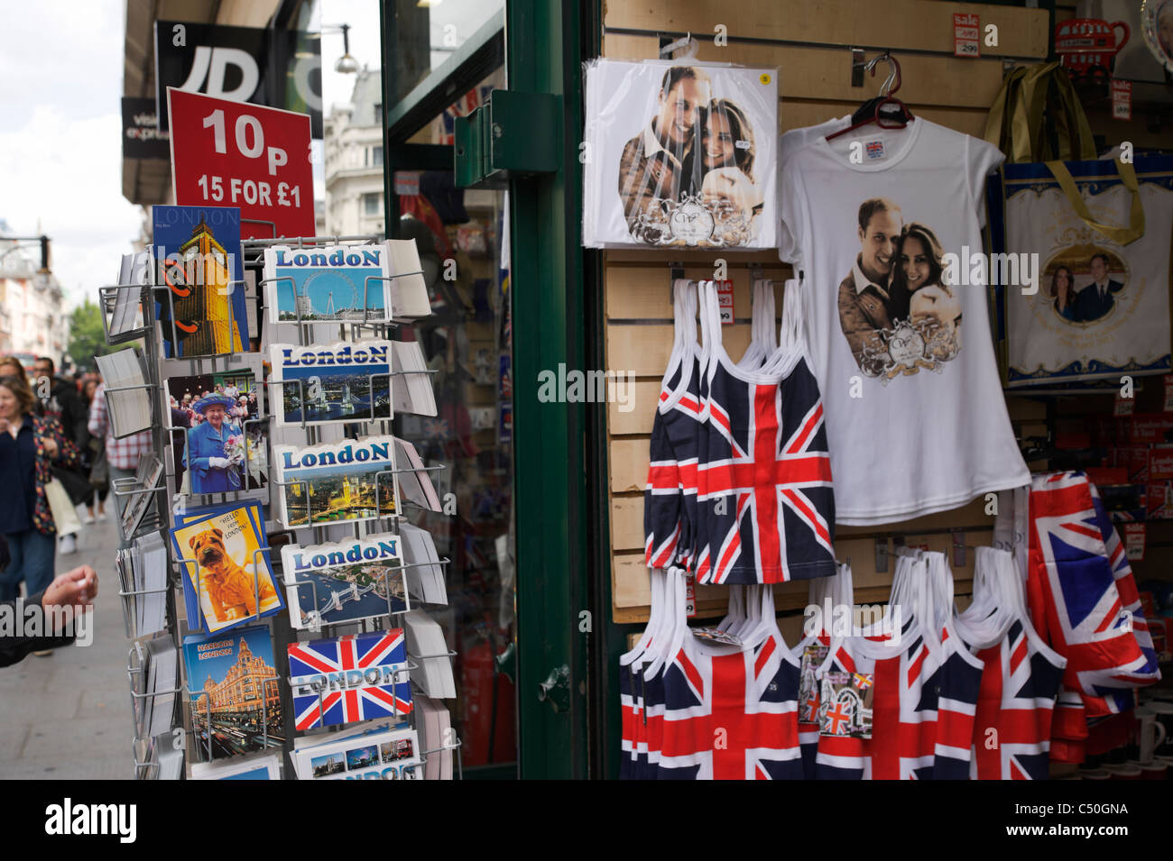 Boutique de souvenirs de Londres avec shirts et cartes postales. Banque D'Images