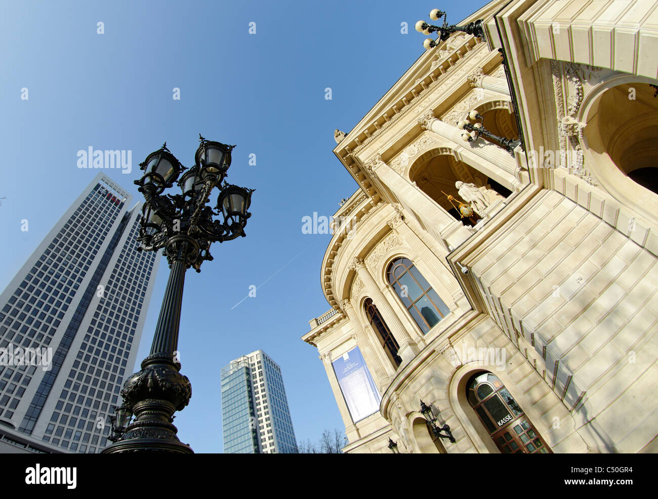 Alte Oper de Francfort, frog perspective, Frankfurt am Main, Hesse, Germany, Europe Banque D'Images