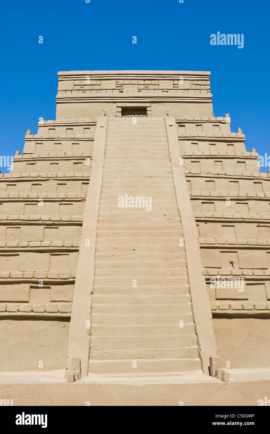 Pyramide aztèque au Festival de sculptures de sable sur le front de plage à Weston Super Mare Somerset South West England UK Banque D'Images