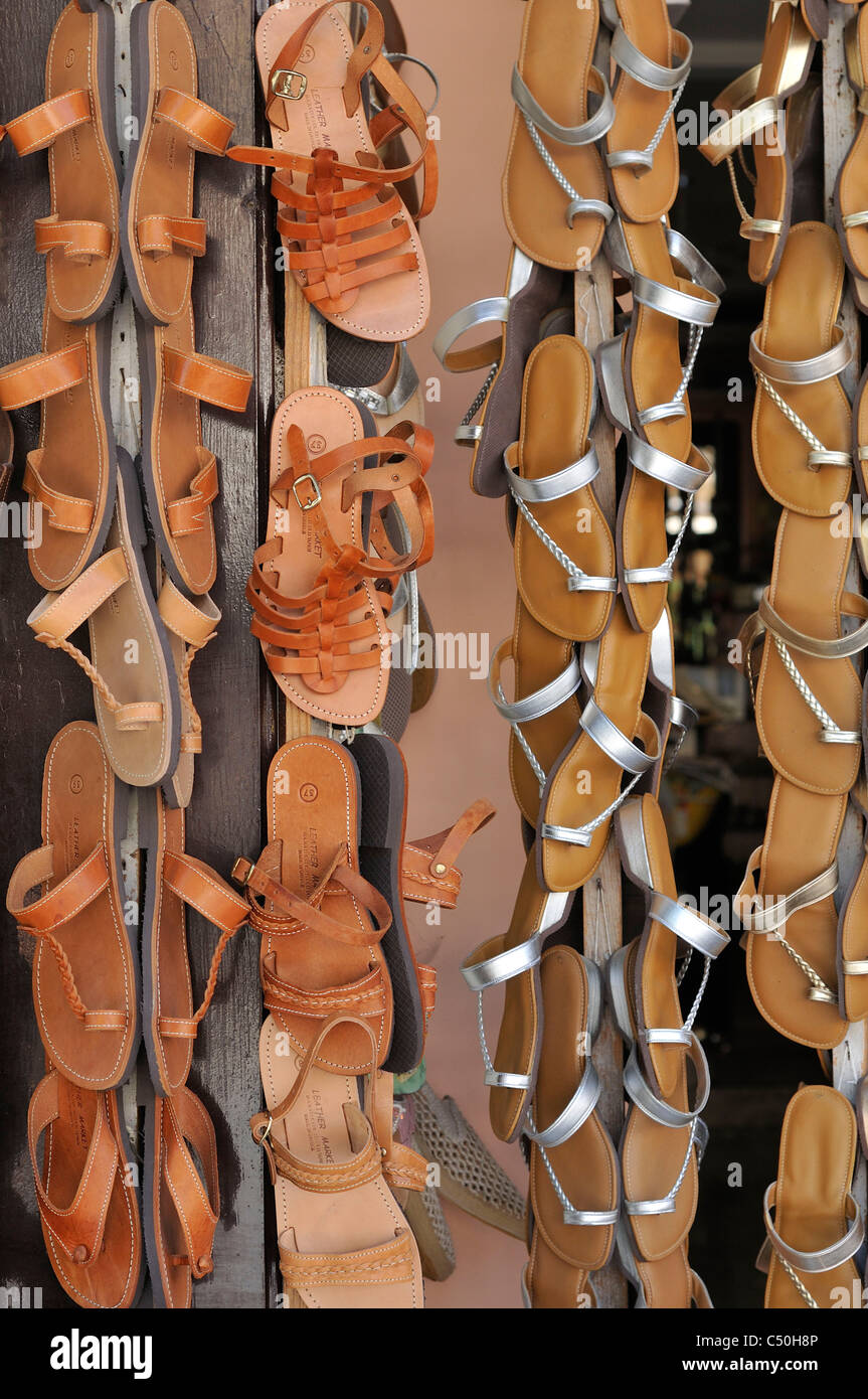 Rhodes. Îles du Dodécanèse. La Grèce. Sandales en cuir à vendre 177, Sygrou sur (rue), Old Town, Rhodes Ville. Banque D'Images