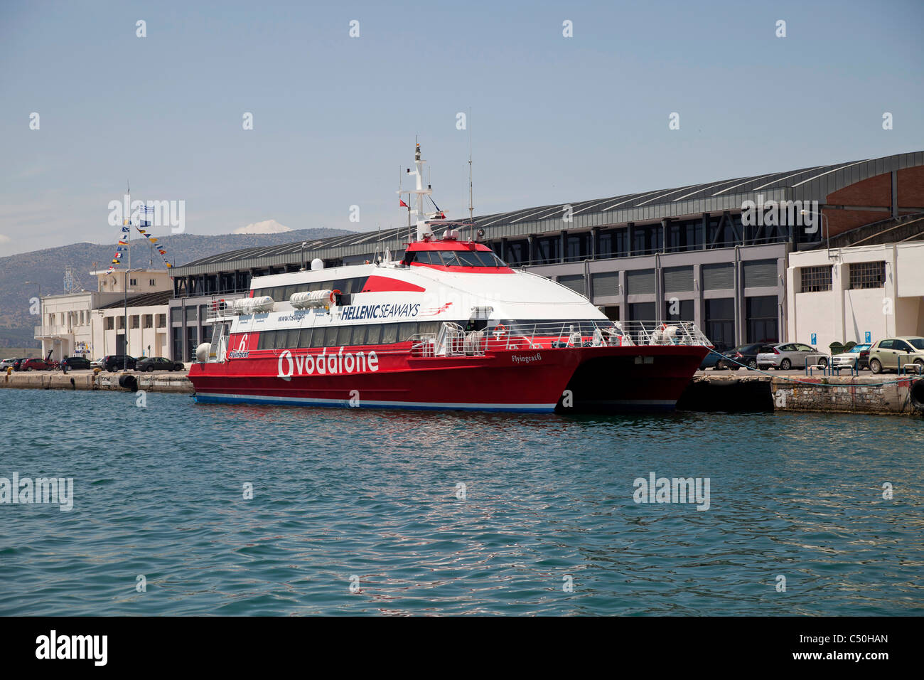 La vitesse de vol par Cat ferry Hellenic Seaways au port côtier ville Volos en Thessalie sur le continent grec , Grèce Banque D'Images