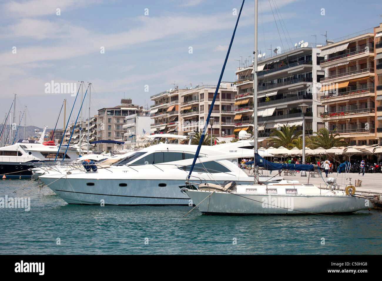 Yachts dans le port de la ville portuaire côtière Volos en Thessalie sur le continent grec, Grèce Banque D'Images