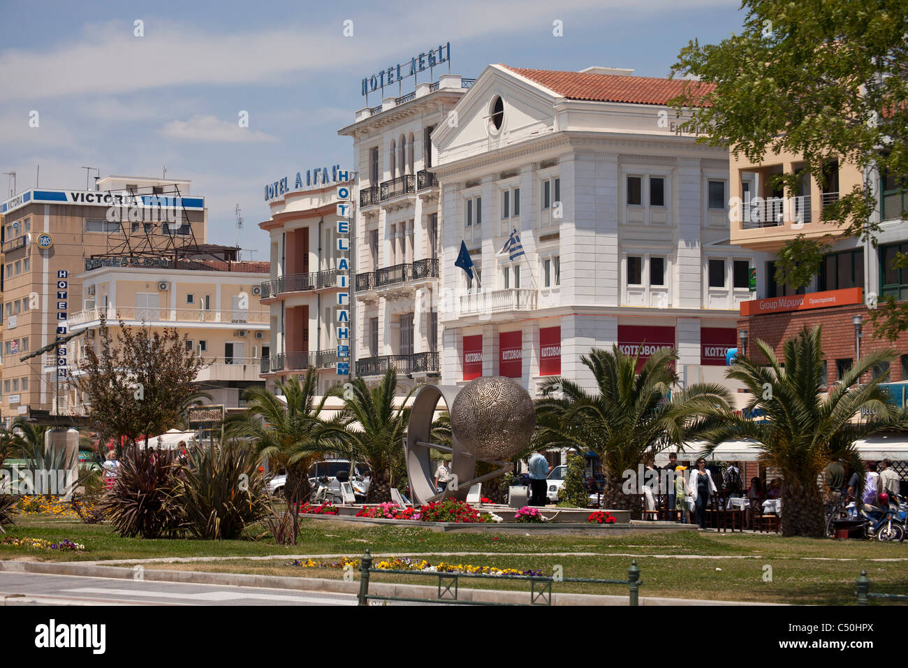 Hotel Aegli et un parc dans la ville portuaire côtière Volos en Thessalie sur le continent grec, Grèce Banque D'Images