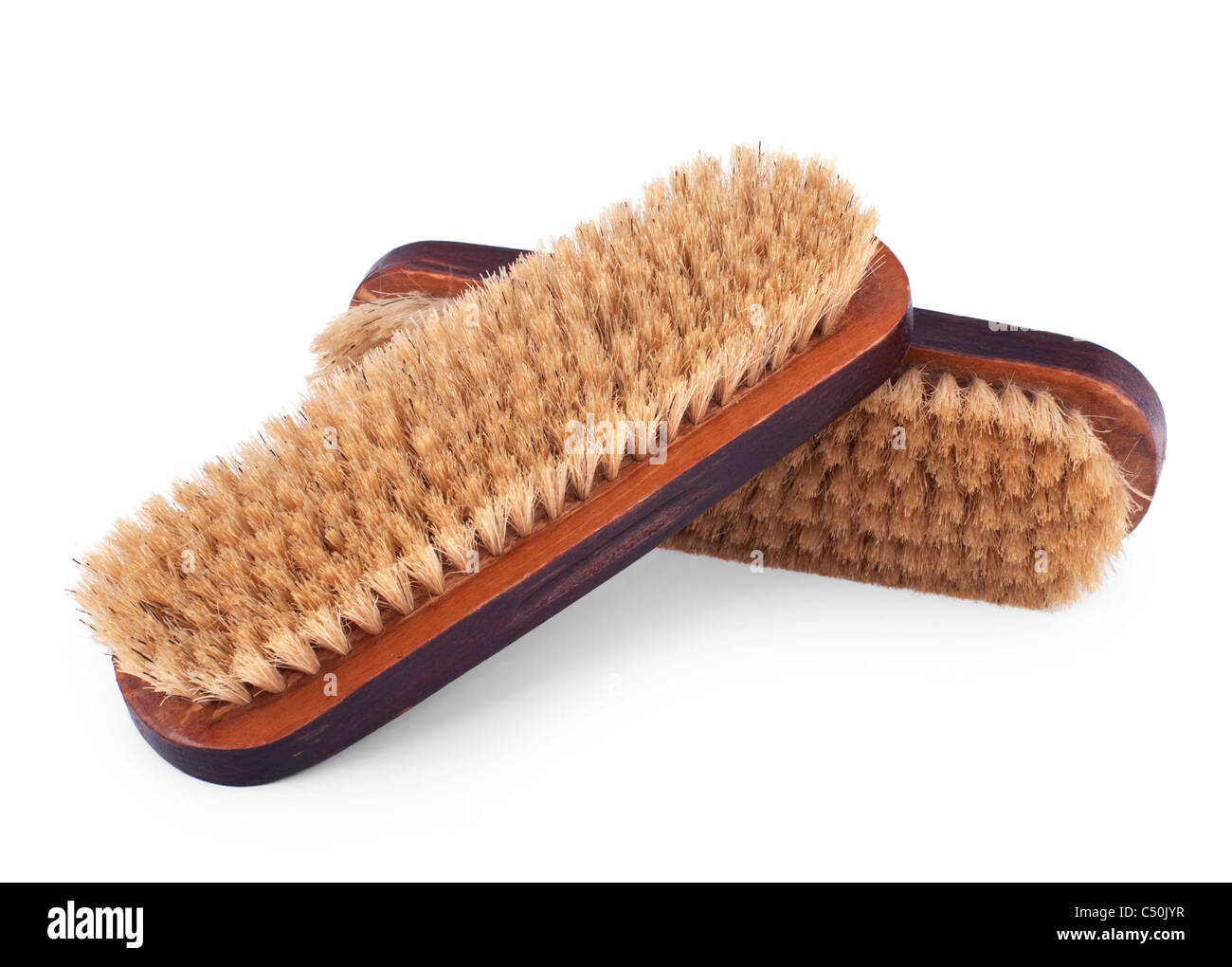 Deux vieilles brosses pour le nettoyage des vêtements en bois isolé sur fond blanc Banque D'Images