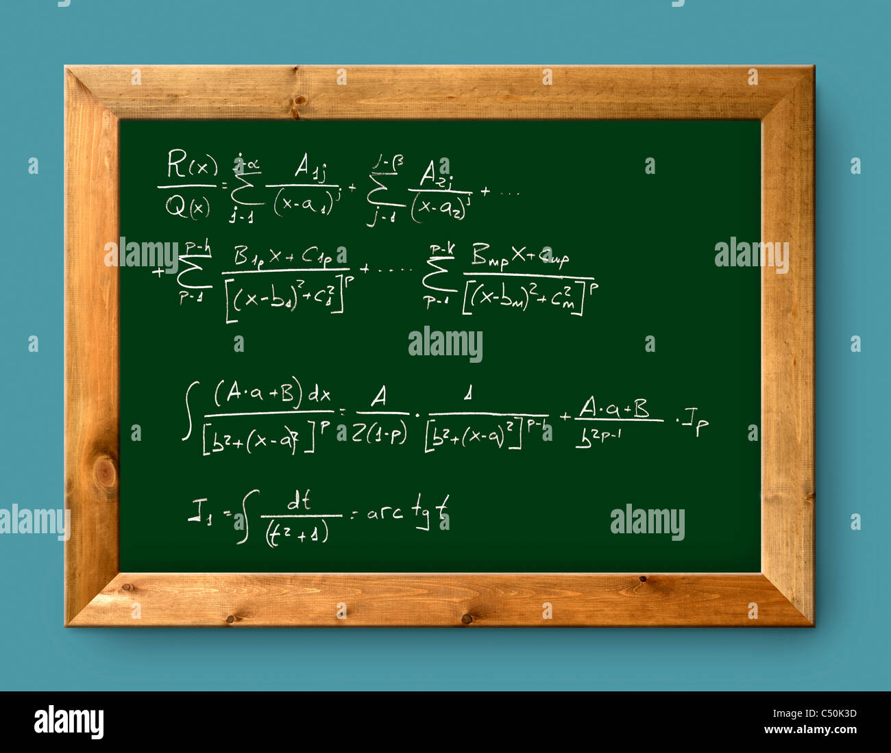 Tableau noir vert avec formule intégrale mathématique difficile écrit Banque D'Images