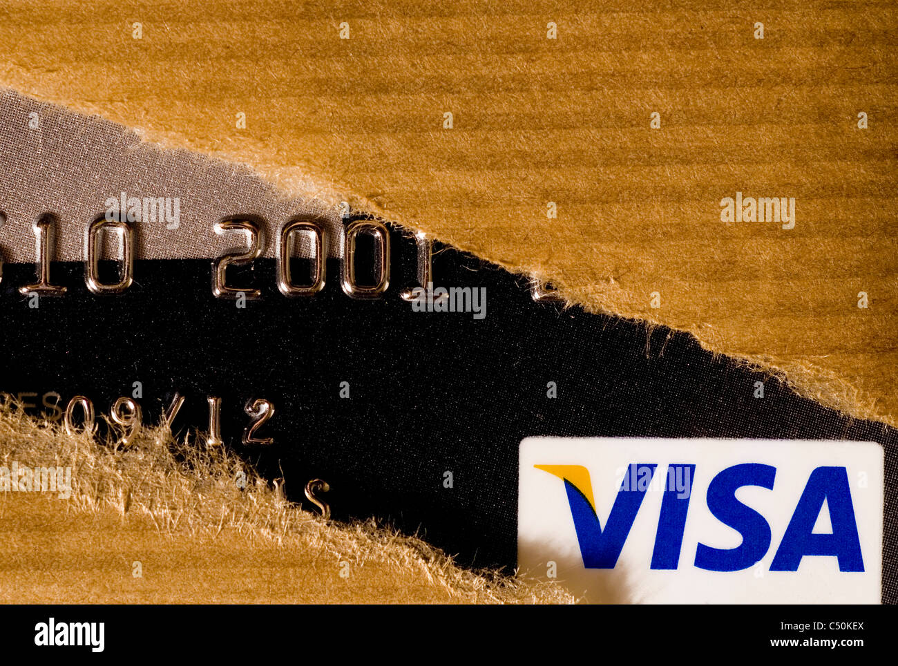 Colis déchiré se complaire en papier d'une carte de crédit Visa Banque D'Images