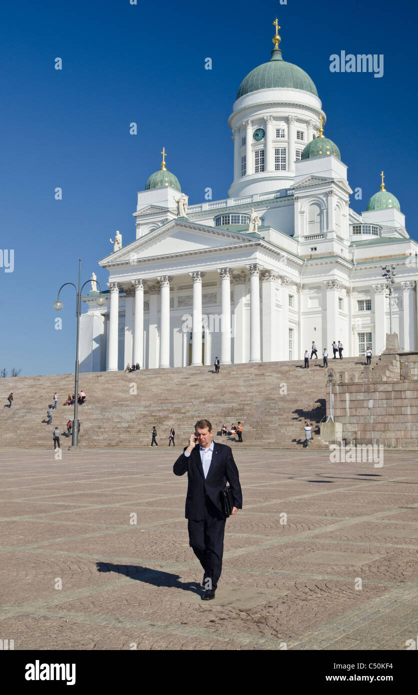Homme d'affaires finlandais sur son téléphone portable à l'extérieur de la cathédrale d'Helsinki en Finlande, la place du Sénat Banque D'Images