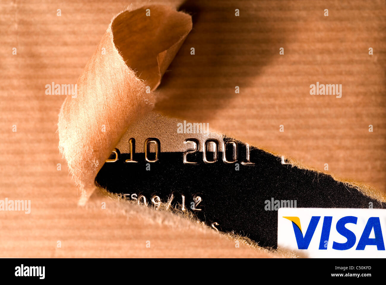 Colis déchiré se complaire en papier d'une carte de crédit Visa Banque D'Images