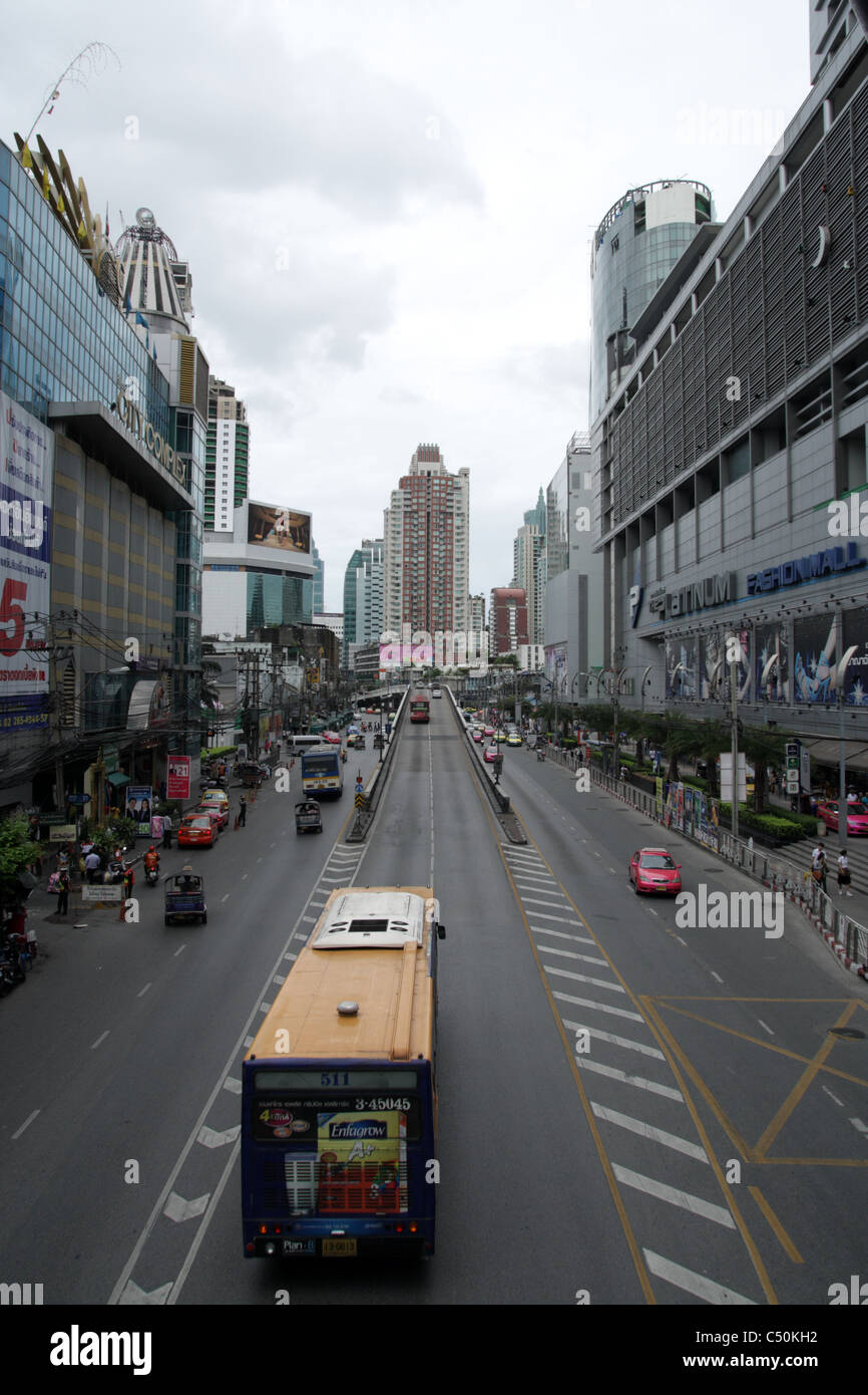 La circulation à proximité du quartier commerçant de Pratunam à Bangkok Banque D'Images