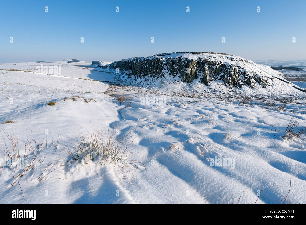 À l'est sur acier Rigg vers le Whin Sill et mur d'Hadrien Banque D'Images