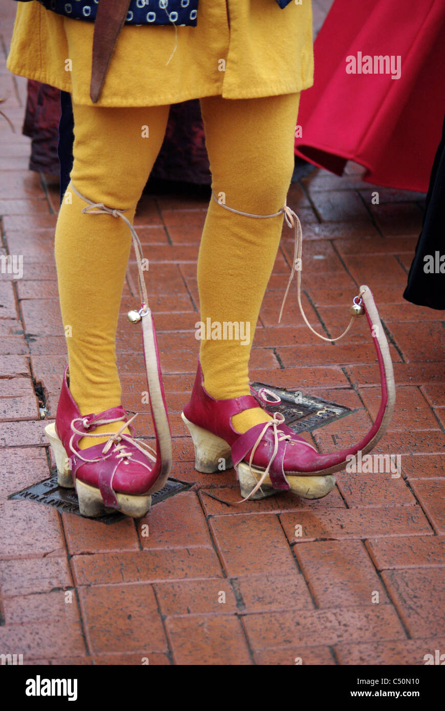 Un des modèles fera revivre une paire de chaussures de danse médiévale. Banque D'Images