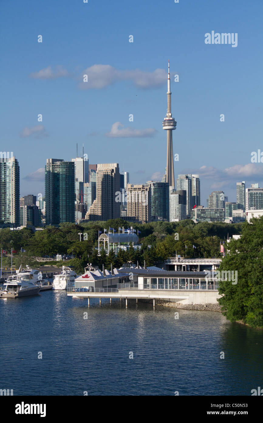 La tour CN de Toronto "Sunny" urbain du lac Banque D'Images