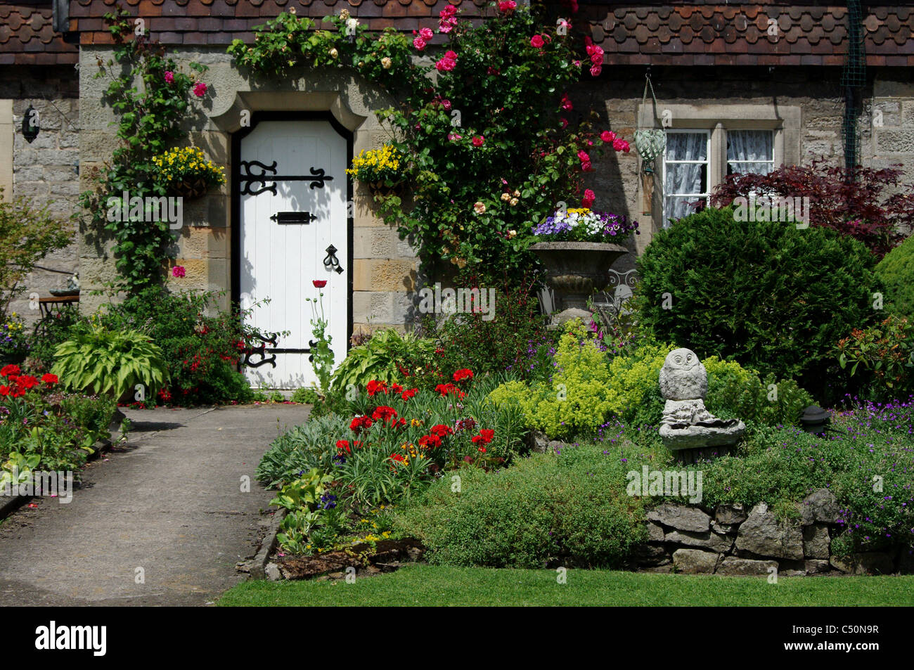 Jardin de chalet dans le village Peak District d'Ilam, Staffordshire Banque D'Images