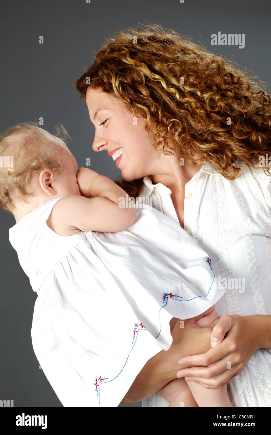 Portrait of happy woman holding sa fille pleurer Banque D'Images