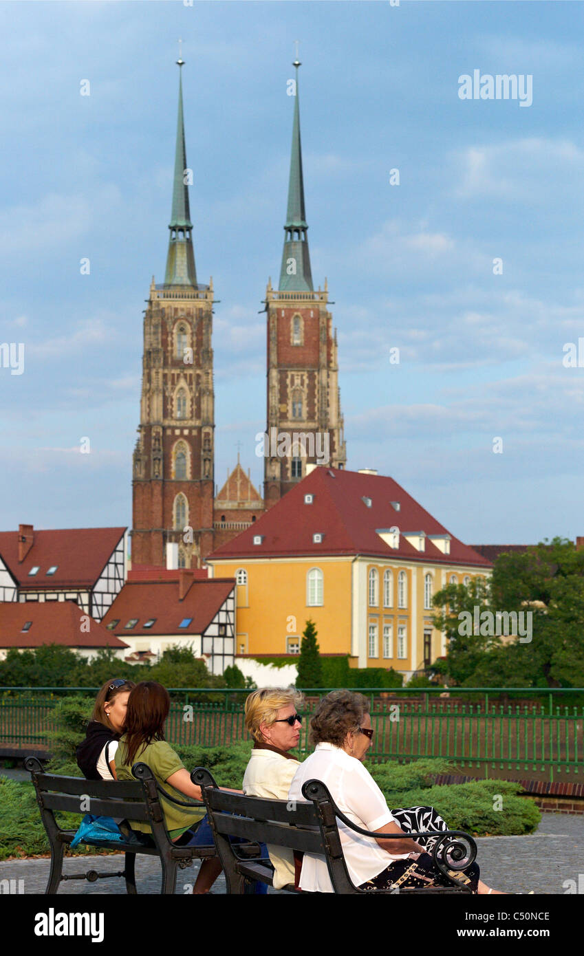 Les femmes sur un banc, dans l'arrière-plan la cathédrale de Wroclaw sur l'île de la Cathédrale, Pologne Banque D'Images