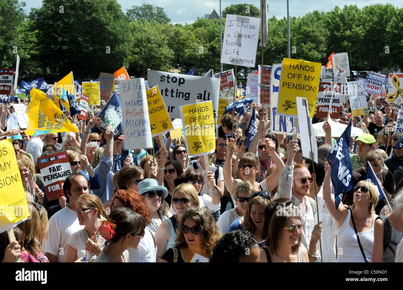 Des milliers d'enseignants et travailleurs du secteur public sur une marche de protestation à Brighton aujourd'hui contre le projet de coupes dans les retraites Banque D'Images