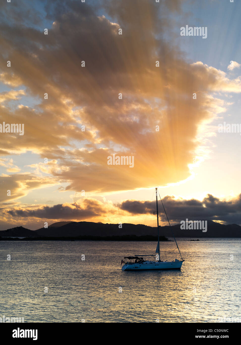 Bateau de St John, îles Vierges américaines et le coucher du soleil. Banque D'Images