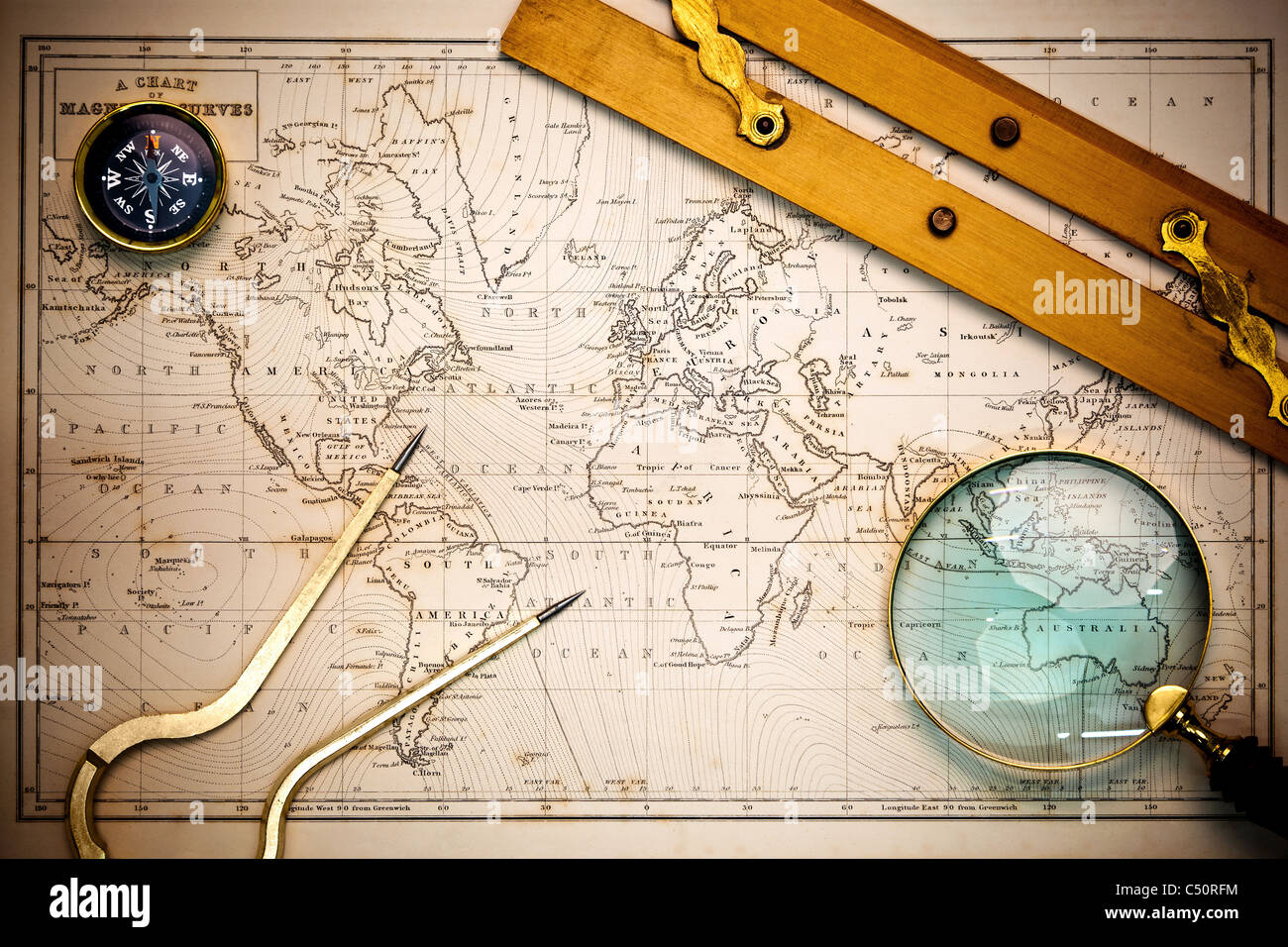 Photo d'une vieille carte du xixe siècle dessiné à la main avec des objets de navigation sur elle, avec le vignetage. Banque D'Images