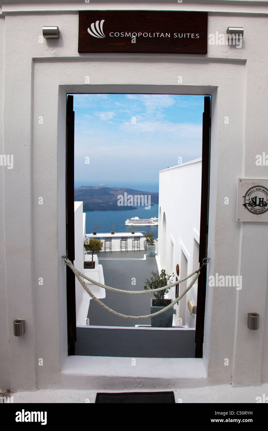 Typique de Santorin île grecque iconique Cosmopolitan suites aperture entrée de la caldeira de Fira au bateau de croisière dans la mer Banque D'Images