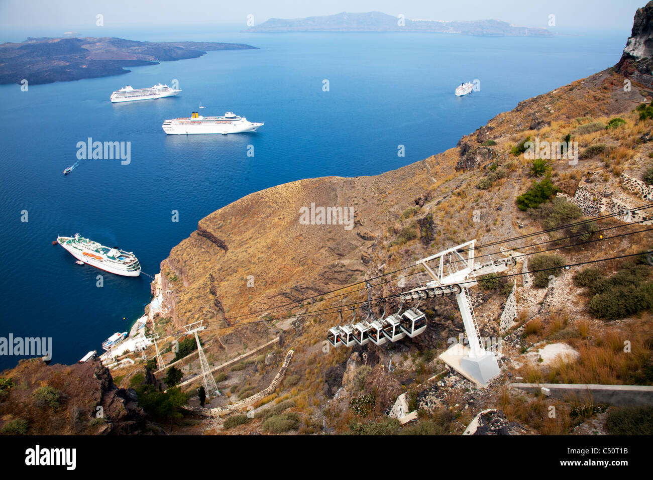 Typique de Santorin île grecque emblématique de téléphérique pour les bateaux de croisière sur la caldeira à Thira Banque D'Images