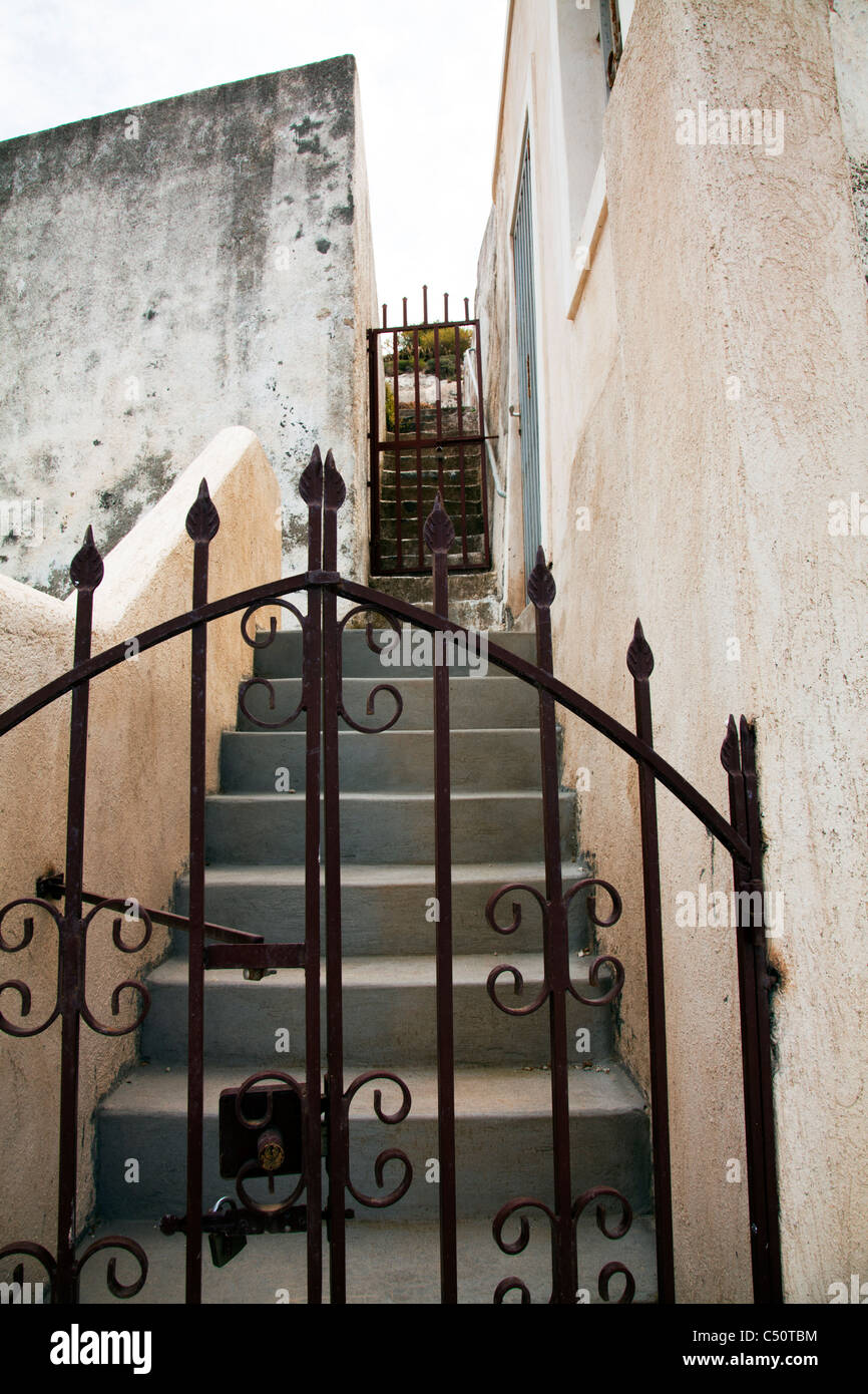 Typique de Santorin île grecque iconique double porte de sécurité verrouillé en Grèce Banque D'Images