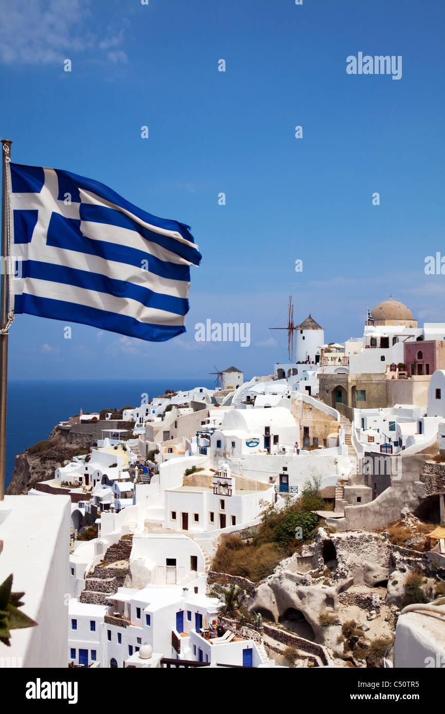 Typique de Santorin île grecque emblématique drapeau grec bleu et blanc volant dans le vent à Oia Banque D'Images