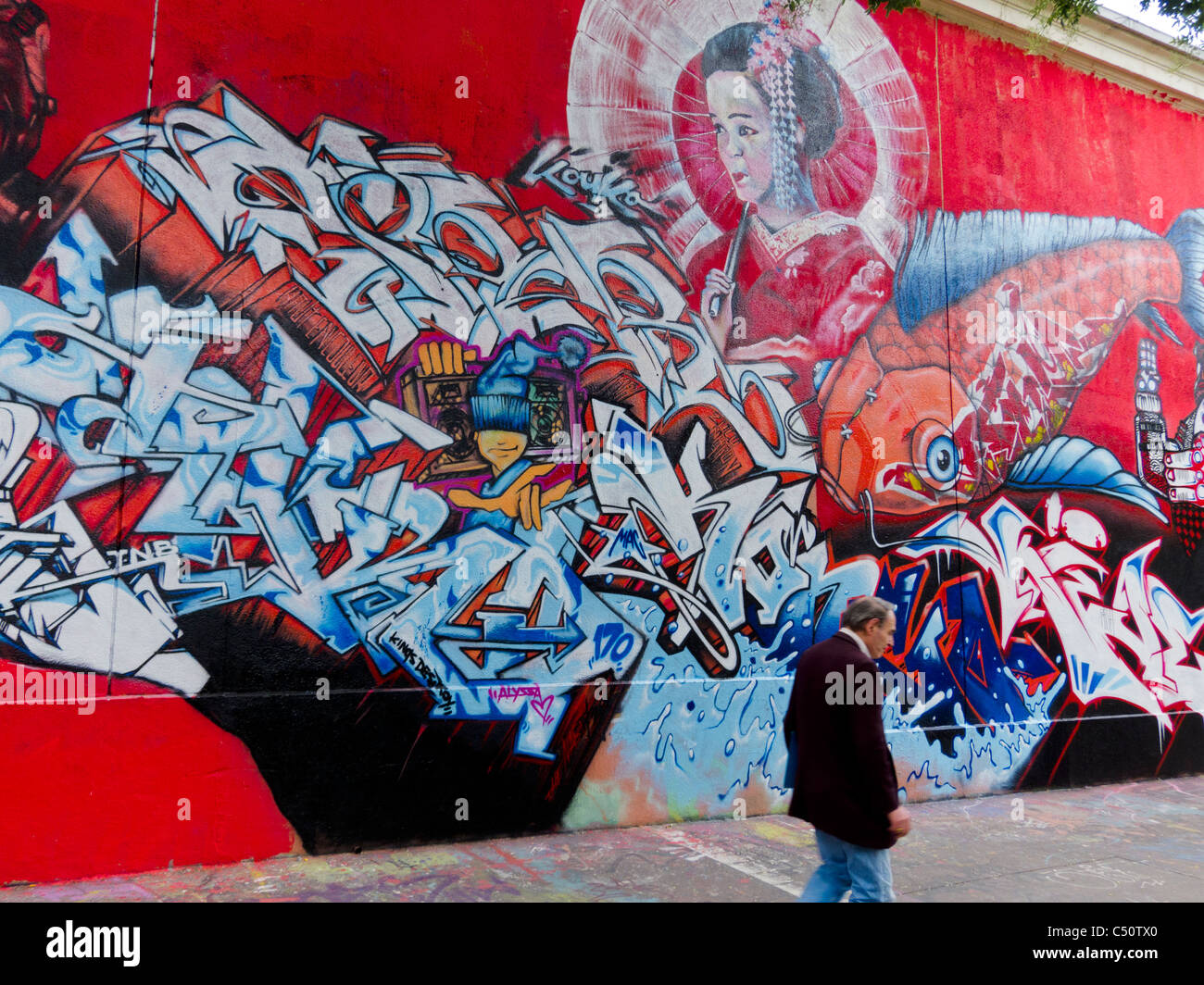 Paris, France, Man Wlkaing, Graffiti Art, public, peinture mur, thème japonais, Street Art, scène, couleur de la ville, art urbain paris, graphisme moderniste Banque D'Images