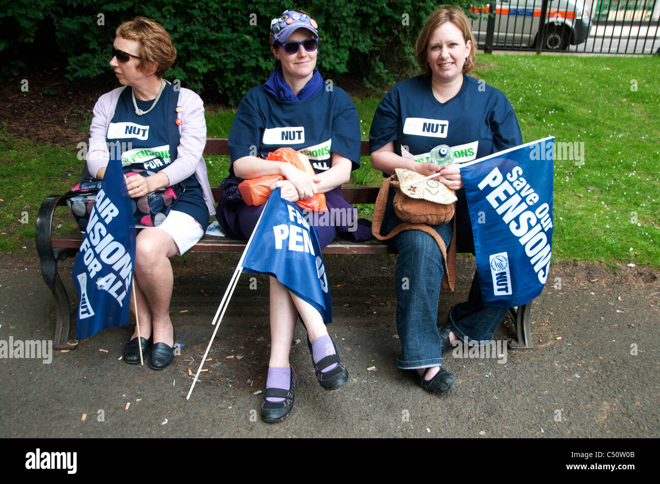 Une journée de grève par les enseignants et les fonctionnaires pour protester contre les changements de pensions- trois enseignants de l'écrou union européenne attend de mars Banque D'Images