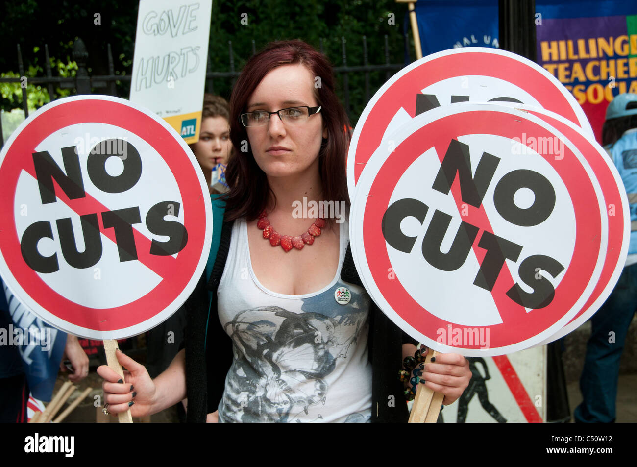 Une journée de grève par les enseignants et les fonctionnaires pour protester contre l'évolution de la vieillesse.woman holding signs disant pas de réduction Banque D'Images