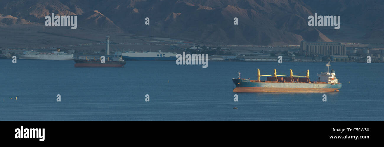 Un navire de vrac sec ancré sur lest. Dans l'arrière-plan : le port d'Aqaba, Arab Potash Company's installations, la Jordanie. Banque D'Images