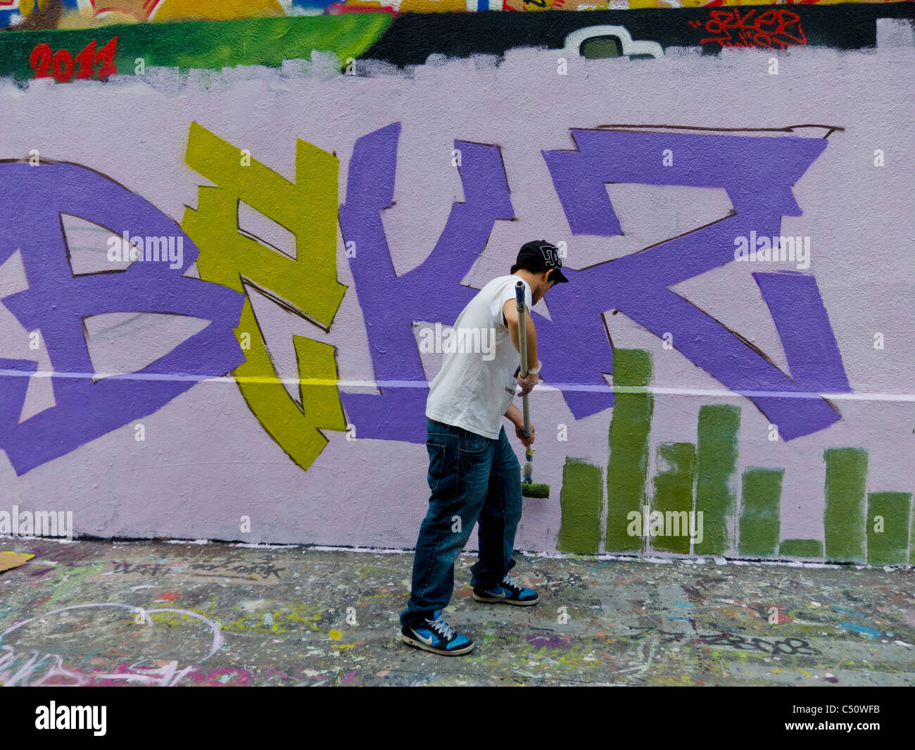 Paris, France, Teen Graffitti artistes peinture mur, Street Art, jeunes urbains Banque D'Images