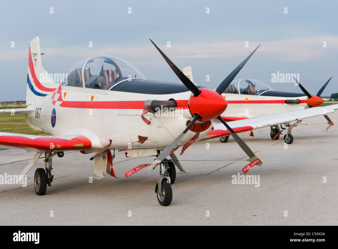'Ailes de storm' (Krila oluje) de l'armée de l'air croate aerobatic team bordée d'aéronefs sur l'aire de l'aéroport Banque D'Images