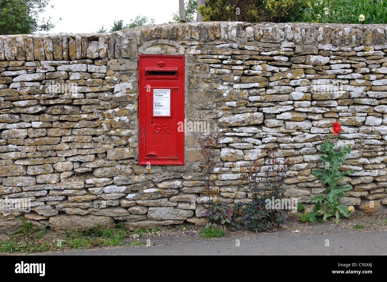 Boîte aux lettres et mur de pierre Banque de photographies et d'images à  haute résolution - Alamy