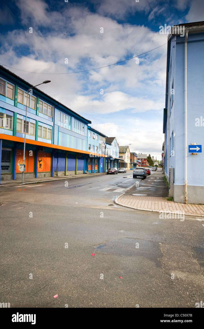 L'une des principales rues commerçantes du centre de Sortland, la Norvège, qui est connu comme la ville bleue Banque D'Images