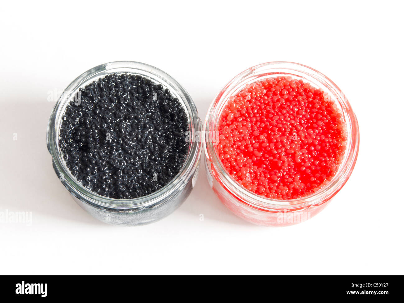 Oeuf De Lompe Rouge Ou Noir Difference Caviar rouge et noir dans des bocaux en verre sur fond blanc avec Photo  Stock - Alamy