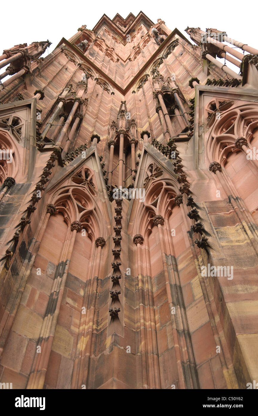 Tour de la cathédrale de Notre Dame de Strasbourg, vue du dessous. Strasbourg, France Banque D'Images