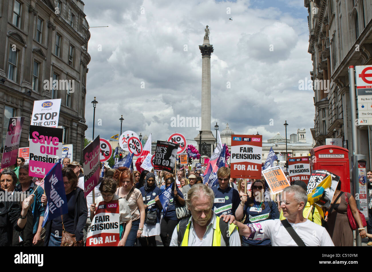 Les enseignants et les travailleurs du secteur public grève et marche contre les coupures et modifications au régime de pension de Trafalgar square 30 Juin 2011 Banque D'Images