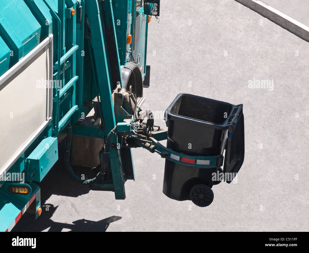 Camion Poubelle qui appartient à la ville ascenseurs peuvent avec bras robotique. Banque D'Images