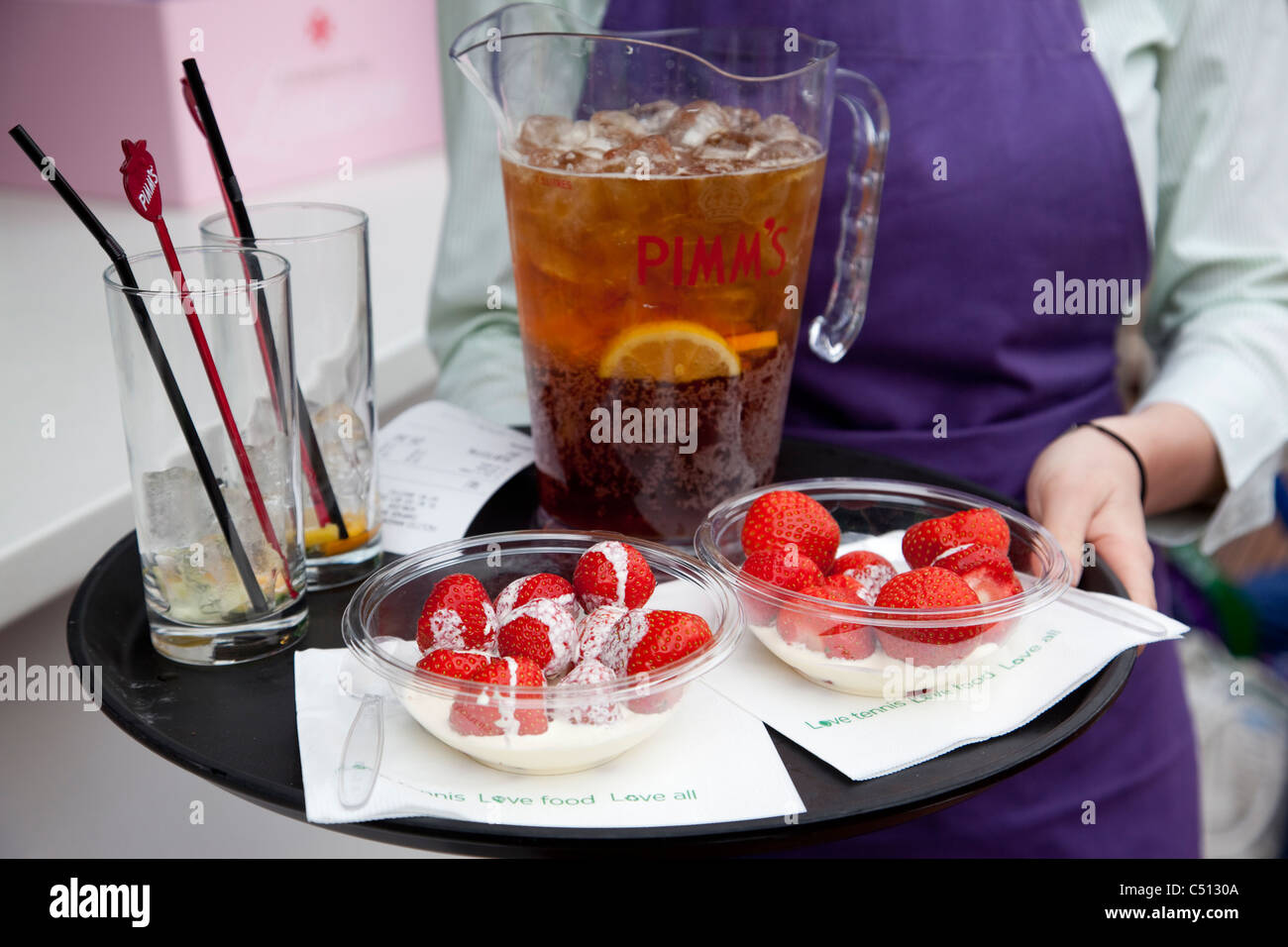 Les Championnats de tennis de Wimbledon, fraises et crème avec Pimm's.sur une photo:Jeff Gilbert Banque D'Images