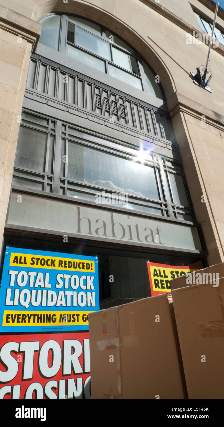 Magasin de meubles d'extérieur de l'habitat et la fermeture du Pays de Galles Cardiff signes UK Banque D'Images