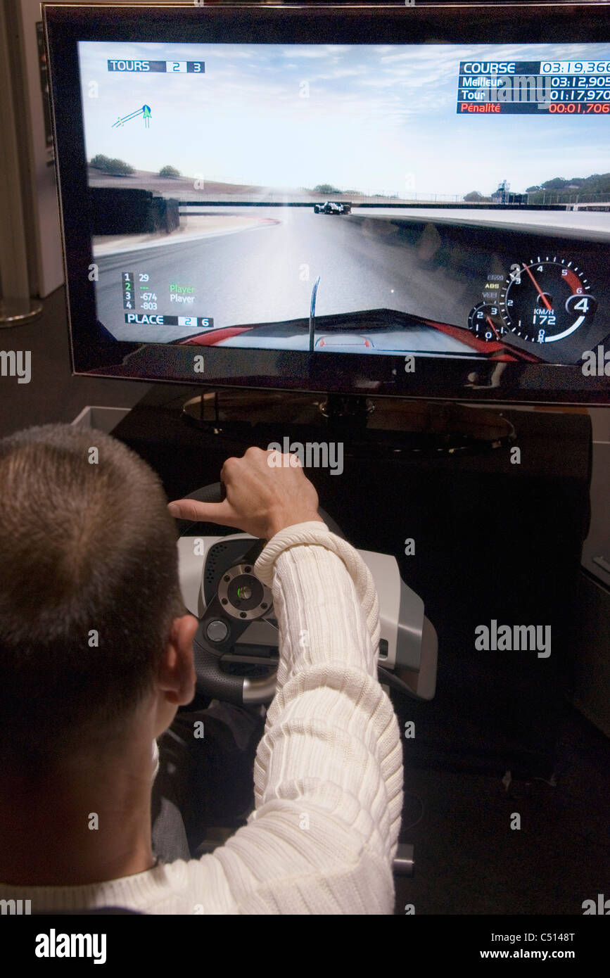 Homme jouant de l'arcade de jeux Banque D'Images