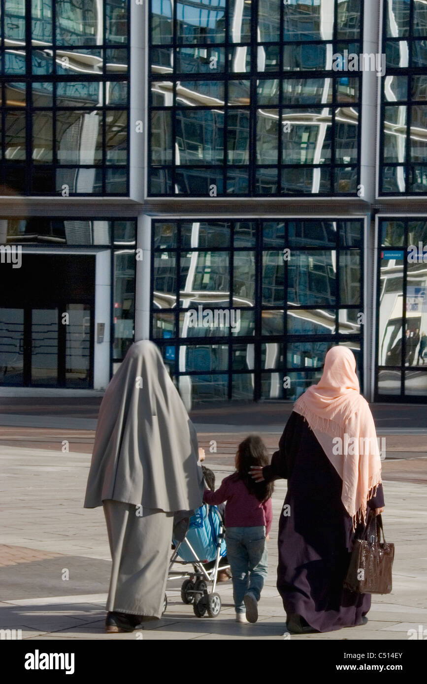 Les femmes portant un hijab marcher avec des enfants Banque D'Images